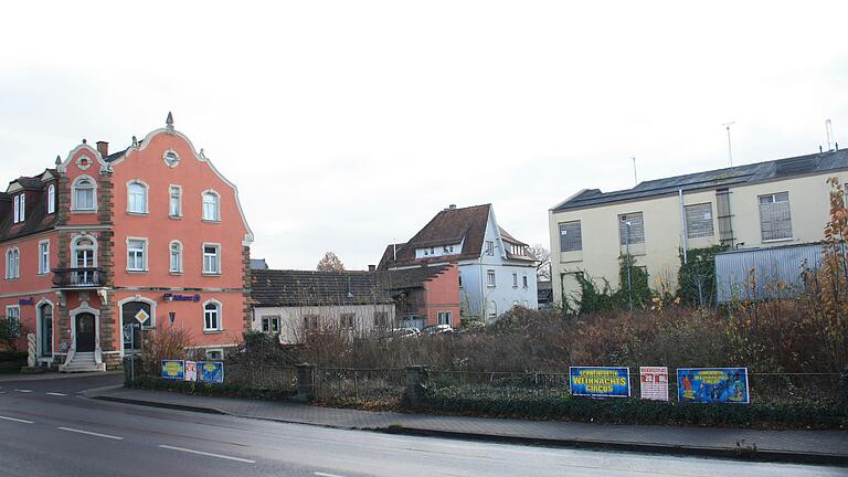 Auf der freien Fläche in der Bahnhofstraße, die zuletzt von einem Steinmetzbetrieb als Lagerfläche genutzt wurde, soll ein Neubau im Stil einer Stadtvilla entstehen. Auf der freien Fläche in der Bahnhofstraße, die zuletzt von einem Steinmetzbetrieb als Lagerfläche genutzt wurde, soll ein Neubau im Stil einer Stadtvilla entstehen.