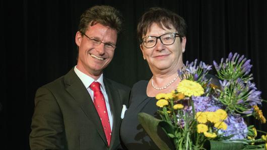 Die scheidende Präsidentin des Rotary Clubs Haßfurt, Erika Stubenrauch, erhielt aus der Hand des bisherigen Past-Präsidenten Oliver Leuteritz die Past-Präsidenten-Nadel.