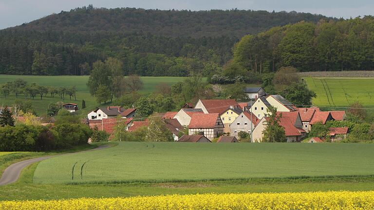 Blick auf den idyllisch gelegenen Ortsteil Pettstadt der Gemeinde Kirchlauter unterhalb des 484 Meter hohen Stachels, auf dessen Gipfel sich der CSU-Ortsverband wie früher wieder einen Aussichtsturm wünscht.