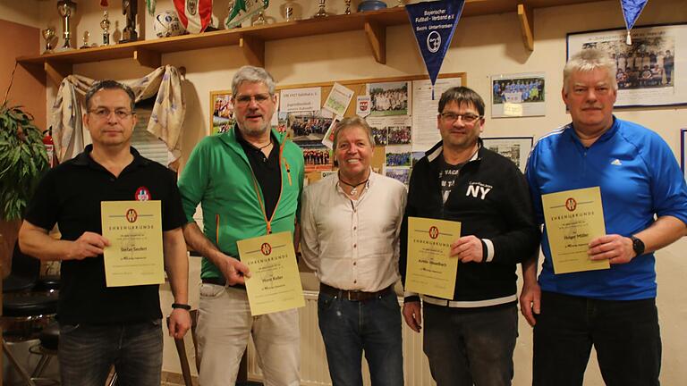 Unser Foto zeigt (von links) den stellvertretenden Vorsitzenden Stefan Seufert (selbst 40 Jahre beim Verein) sowie Horst Keller, Benno Halbig, Armin Hesselbach und Holger Müller.       -  Unser Foto zeigt (von links) den stellvertretenden Vorsitzenden Stefan Seufert (selbst 40 Jahre beim Verein) sowie Horst Keller, Benno Halbig, Armin Hesselbach und Holger Müller.