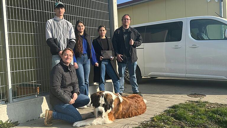 Auf dem Foto von links: Yvonne Jung vom Tierheim, die SMV bestehend aus Santino Pötzsch, Nansy Mohammad und Azra Spinnler zusammen mit ihrem Lehrer Michael Merz. Auf dem Foto von links: Yvonne Jung vom Tierheim, die SMV bestehend aus Santino Pötzsch, Nansy Mohammad und Azra Spinnler zusammen mit ihrem Lehrer Michael Merz.