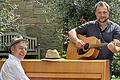 Das Duo Christian Brückner und Timo Lechner spielt selbst komponierte Lieder.