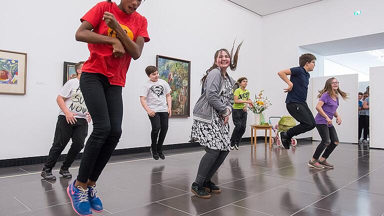 Eine schwungvolle Performance zeigte die Klasse 6 der Auen-Mittelschule in der Kunsthalle.