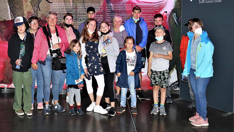 Die Gruppe am Panometer in Leipzig, wo die Ausstellung 'Carolas Garten' überraschende Einblicke in das vielfältige Leben in unseren Gärten bietet. Die Gruppe am Panometer in Leipzig, wo die Ausstellung 'Carolas Garten' überraschende Einblicke in das vielfältige Leben in unseren Gärten bietet.