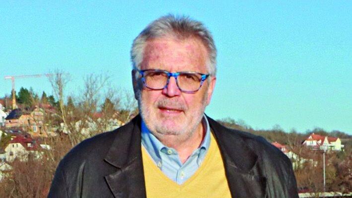 Gerhard Wingenfeld hat zusammen mit Heinz Schleßmann einen neuen Bildband über Ochsenfurt und den Main erstellt. Gerhard Wingenfeld hat zusammen mit Heinz Schleßmann einen neuen Bildband über Ochsenfurt und den Main erstellt.