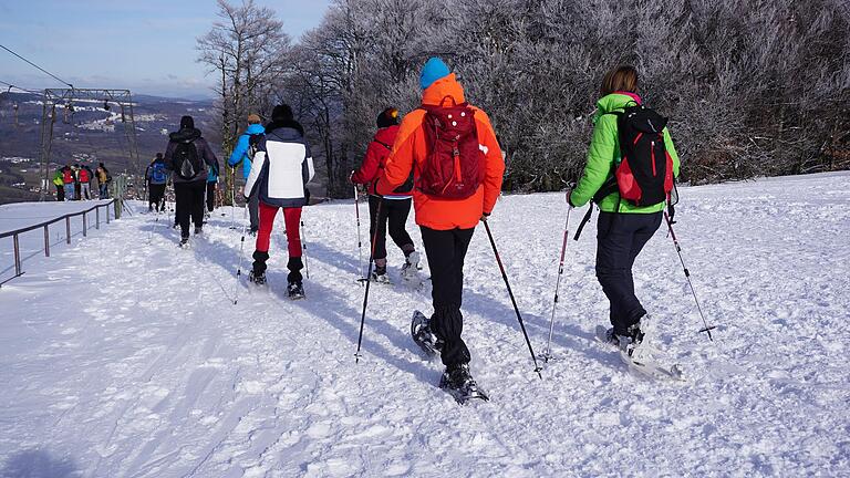 Schneeschuhgänger und Tourenskiläufer waren am Kreuzberg am Wochenende auch unterwegs. Schneeschuhgänger und Tourenskiläufer waren am Kreuzberg am Wochenende auch unterwegs.