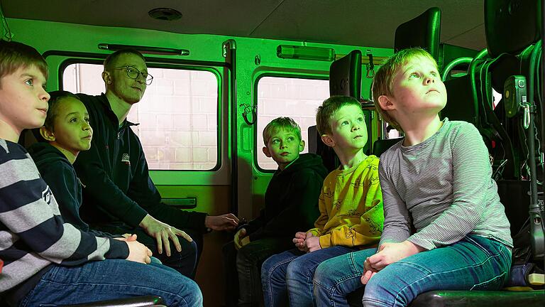 Fasziniert schauen die Kinder im Feuerwehrauto auf das blinkende Blautlicht, das Linus Klein (links hinten) angeschaltet hat. Fasziniert schauen die Kinder im Feuerwehrauto auf das blinkende Blautlicht, das Linus Klein (links hinten) angeschaltet hat.