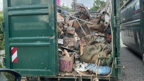 Nach einem Tag waren die drei Container am Kitzinger Rewe-Parkplatz voll. Die Stadt Kitzingen stellt den Betroffenen des Hochwassers drei neue Container für die Entsorgung von Unrat zur Verfügung. Nach einem Tag waren die drei Container am Kitzinger Rewe-Parkplatz voll. Die Stadt Kitzingen stellt den Betroffenen des Hochwassers drei neue Container für die Entsorgung von Unrat zur Verfügung.