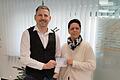 Kundenberater Jochen Gleiß von der Raiffeisenbank und die 2. Vorsitzende vom Sportverein Tanja Fleischmann.