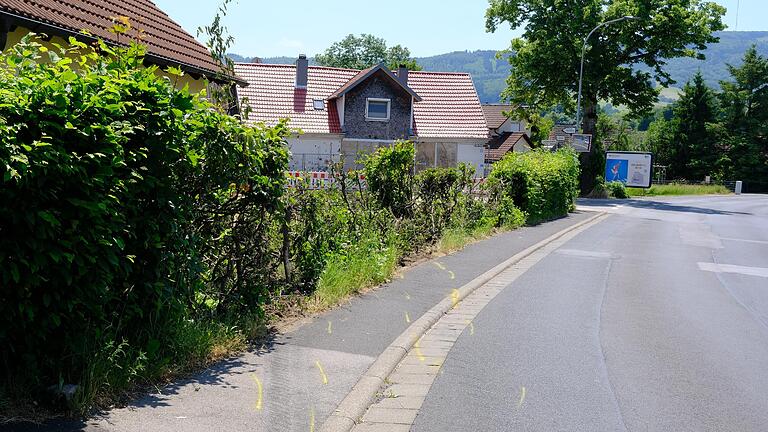 Die Polizei hat den Weg des Traktors nachgezeichnet, von der Kreuzbergstraße über ein Gartengrundstück in die Lindenstraße.