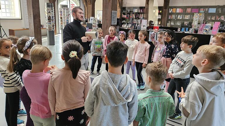 Philipp Glöggler  und Schüler*innen der Klasse 2b.