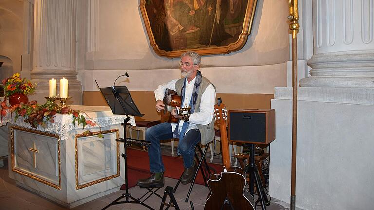 Unter der Initiative 'Klangraum' und im Rahmen des Kulturherbstes des Landkreises fand in der Balathasar-Neumann-Rundkirche ein Konzert mit dem Hamburger Künstler Stefan Heimers statt. Dieser zog die Zuhörer mit Gitarrenklängen, und einem A-Capella-Gesang in seinen Bann.