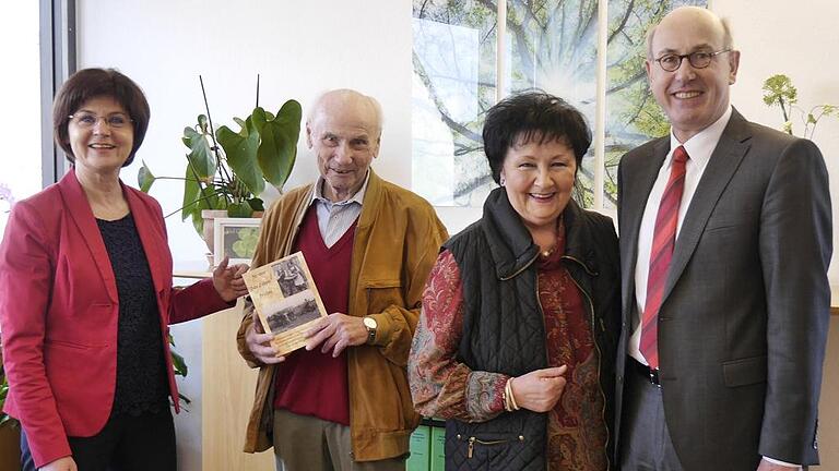 Das neue Buch über die alten Zeiten ist da: Bürgermeisterin Bettina Bärmann, Siegfried Eschner und Gisela Bartenstein-Eschner bedanken sich bei Sponsor Johannes Rieger von der Sparkasse.