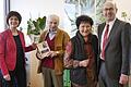 Das neue Buch über die alten Zeiten ist da: Bürgermeisterin Bettina Bärmann, Siegfried Eschner und Gisela Bartenstein-Eschner bedanken sich bei Sponsor Johannes Rieger von der Sparkasse.