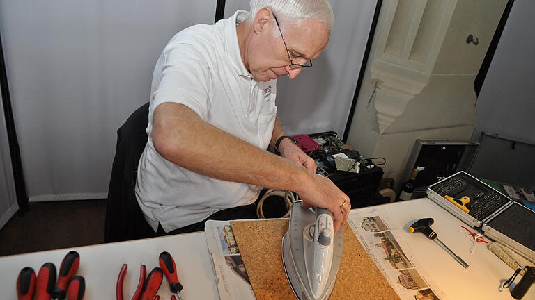 Georg Pfennig vom Repaircafé  bei einem Einsatz in der Vesperkirche.