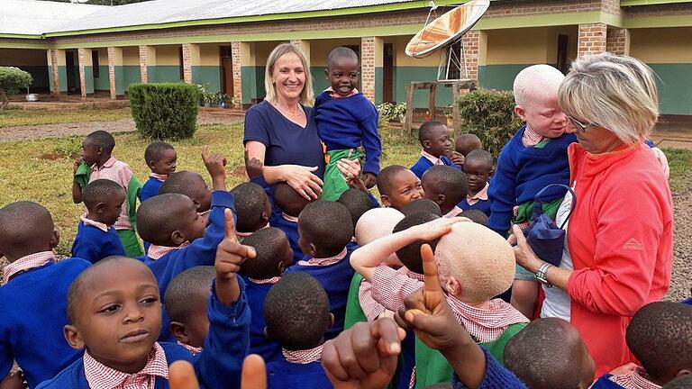 Rosi Angel (links) und Inge Holzleitner mitten unter den Kindergartenkindern auf dem Gelände des Bischofssitzes in der Diözese Mbinga im Jahr 2018. In diesem Kindergarten will die Dipbacherin in diesem Jahr mehrere Wochen arbeiten.