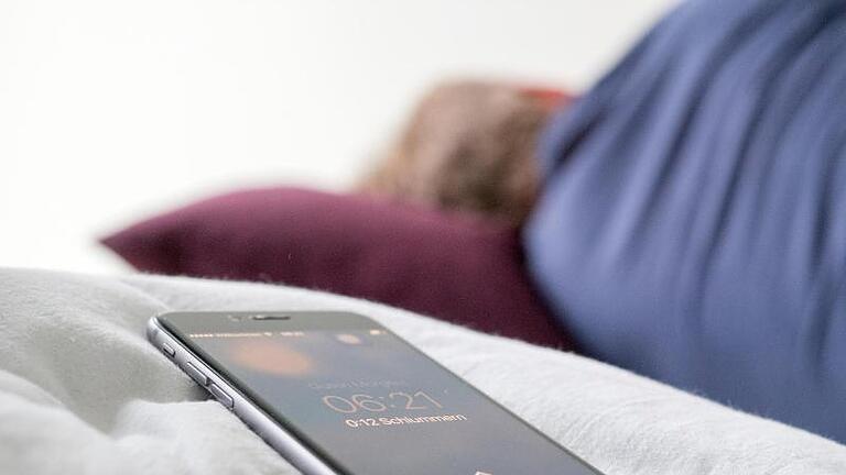Das Smartphone weicht vielen Besitzern auch im Schlaf nicht von der Seite.jpeg       -  Das Smartphone weicht vielen Besitzern auch im Schlaf nicht von der Seite. Sollte es nachts besser aus sein?