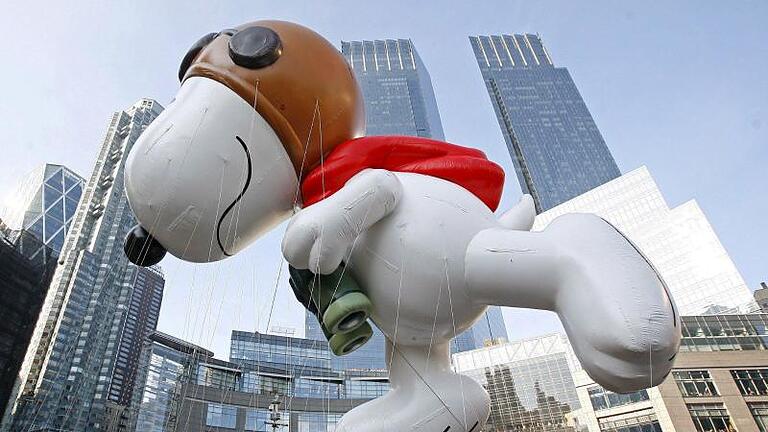 Snoopy-Figur in New York bei der Thanksgiving Day Parade 2007. Foto: Peter Foley       -  Snoopy ist ein bekannter Comic-Hund. Bei der New Yorker Thanksgiving Day Parade im Jahr 2007 ist er mit einem großen Luftballon gefeiert worden.