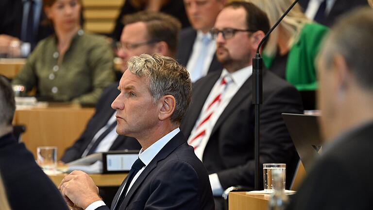 Konstituierende Sitzung des Thüringer Landtags - AfD-Landeschef Björn Höcke nimmt auch den Verfassungsgerichtshof Thüringen ins Visier. Konstituierende Sitzung des Thüringer Landtags - AfD-Landeschef Björn Höcke nimmt auch den Verfassungsgerichtshof Thüringen ins Visier.
