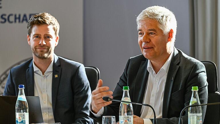 Der neue Vorsitzende des Würzburger Unibundes Gunther Schunk (rechts) bei der Pressekonferenz zur Übergabe des Staffelstabes, links Schriftführer Hans-Christian Schmitt.&nbsp;