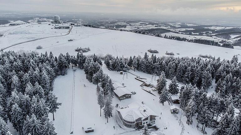 Auf der Wasserkuppe gibt es eine nahezu geschlossene Schneedecke.