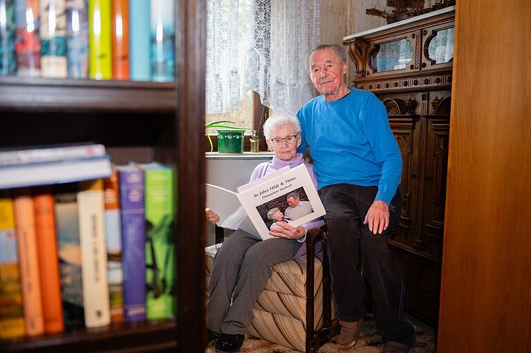 Das Jubelpaar blättert in einem Familienalbum. Das Jubelpaar blättert in einem Familienalbum.