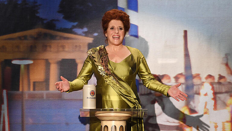 Starkbieranstich am Nockherberg - Die Schauspielerin Luise Kinseher spricht am 08.03.2017 in München (Bayern) als Bavaria bei der Fastenpredigt beim traditionellen «Politiker-Derblecken» am Münchner Nockherberg. Mit dem traditionellen Verspotten, dem «Derblecken» von Politikern am Münchner Nockherberg, wird traditionell die Starkbier-Saison in Bayern eröffnet. (zu dpa «Ohne AfD und sicher wieder derbe: Starkbieranstich am Nockherberg» vom 08.03.2017) Foto: Tobias Hase/dpa +++(c) dpa - Bildfunk+++ | Verwendung weltweit Starkbieranstich am Nockherberg - Die Schauspielerin Luise Kinseher spricht am 08.03.2017 in München (Bayern) als Bavaria bei der Fastenpredigt beim traditionellen «Politiker-Derblecken» am Münchner Nockherberg. Mit dem traditionellen Verspotten, dem «Derblecken» von Politikern am Münchner Nockherberg, wird traditionell die Starkbier-Saison in Bayern eröffnet. (zu dpa «Ohne AfD und sicher wieder derbe: Starkbieranstich am Nockherberg» vom 08.03.2017) Foto: Tobias Hase/dpa +++(c) dpa - Bildfunk+++ | Verwendung weltweit