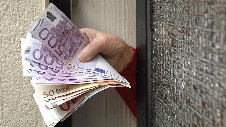 Enkeltrick       -  Insgesamt 95 000 Euro ergaunerte sich eine Seniorin in ihrem Bekanntenkreis. Symbolfoto: Müller