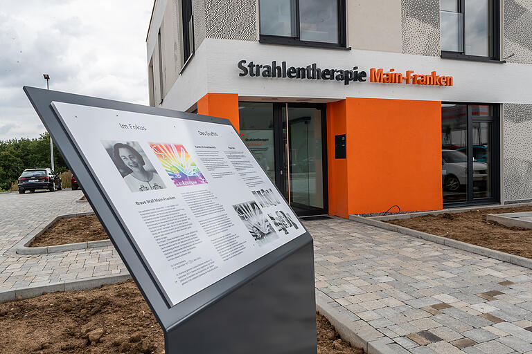 Eingangsbereich des Strahlentherapiezentrums Main-Franken in Veitshöchheim.