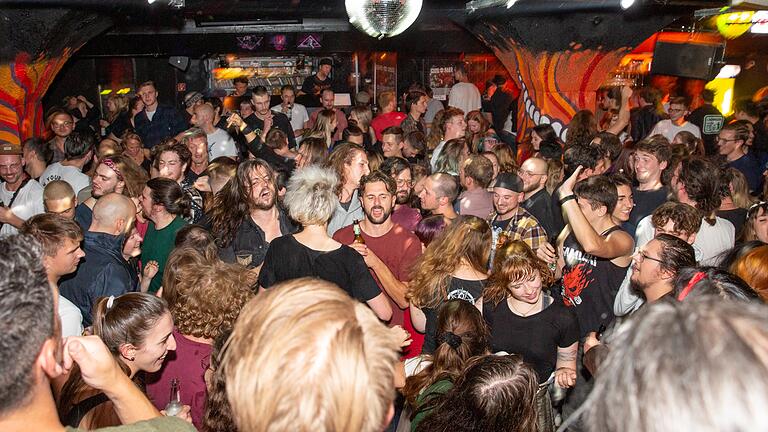 Rund 900 Leute feierten im Club Labyrinth in der Nähe des Berliner Rings in Würzburg.