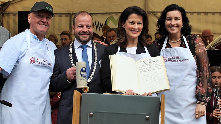 Schirmherrin Michaela Kaniber (Zweite von rechts) trug sich ins Goldene Buch der Stadt Ostheim ein. Mit ihr strahlen (von links) Landrat Thomas Habermann, Bürgermeister Steffen Malzer und Dorothee Bär (rechts) in die Kamera.