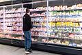 Wer bei Edeka zu Lebensmitteln greift, kommt oft wieder günstiger weg als noch vor Monaten. Indes hat der Umsatz des Konzerns eine Rekordmarke geknackt.