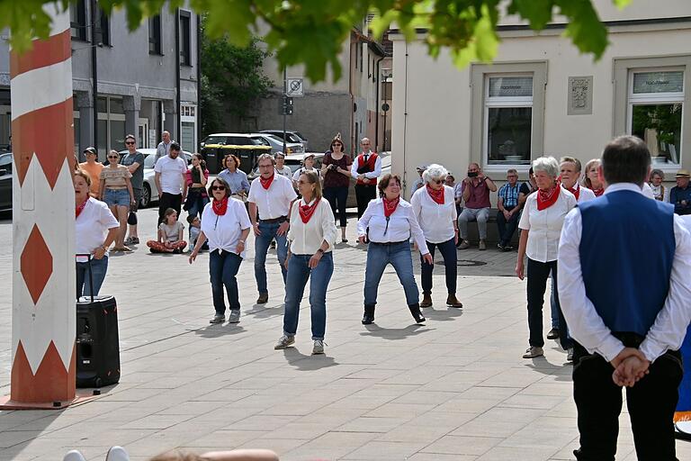 Line-Dance auf dem Höchberger Marktplatz. Die Dancing Crows Höchberg unterstützten gerne den Heimat- und Trachtenverein. Line-Dance auf dem Höchberger Marktplatz. Die Dancing Crows Höchberg unterstützten gerne den Heimat- und Trachtenverein.