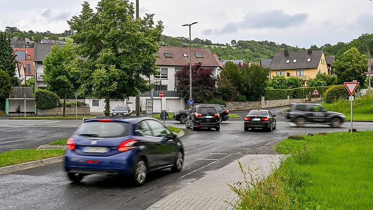 Vor allem Autofahrerinnen und Autofahrer, die aus dem Gewerbegebiet oder der Siedlung in Schonungen auf die Hauptstraße fahren, verursachen häufig Unfälle. Vor allem Autofahrerinnen und Autofahrer, die aus dem Gewerbegebiet oder der Siedlung in Schonungen auf die Hauptstraße fahren, verursachen häufig Unfälle.