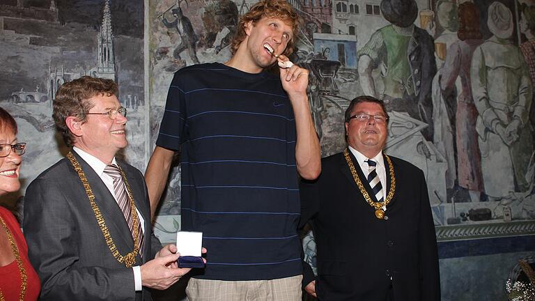 Bürgermeisterin Marion Schäfter, der damalige Oberbürgeremeister Georg Rosenthal und Bürgermeister Adolf Bauer emfpangen Dirk Nowitzki 2011 im Ratssaal. Foto:Fabian Frühwirth Bürgermeisterin Marion Schäfter, der damalige Oberbürgeremeister Georg Rosenthal und Bürgermeister Adolf Bauer emfpangen Dirk Nowitzki 2011 im Ratssaal. Foto:Fabian Frühwirth