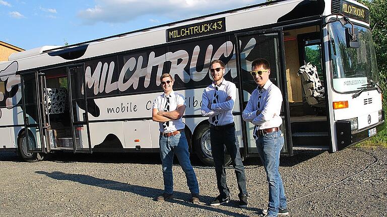 Krawatten mit &bdquo;kuhlem&ldquo; Style: Christoph Käßer, Jonas Behr und Sean Heminokeky vor ihrem Milchtruck. Patrick Metz war beim Fototermin verhindert.