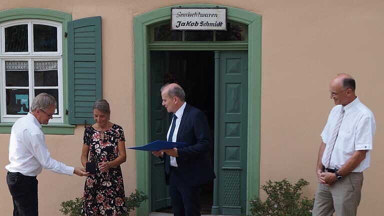 Ministerialdirektor Rolf-Dieter Jungk (Zweiter von rechts) und Generalkonservator Mathias Pfeil (links) verleihen Andrea Meub Medaille und Urkunde für die Restaurierung des historischen Ladens in Friesenhausen. Bei Landrat Wilhelm Schneider (rechts) ist die Freude groß, dass gleich zwei Denkmalschutzmedaillen in den Landkreis Haßberge wandern. Ministerialdirektor Rolf-Dieter Jungk (Zweiter von rechts) und Generalkonservator Mathias Pfeil (links) verleihen Andrea Meub Medaille und Urkunde für die Restaurierung des historischen Ladens in Friesenhausen. Bei Landrat Wilhelm Schneider (rechts) ist die Freude groß, dass gleich zwei Denkmalschutzmedaillen in den Landkreis Haßberge wandern.
