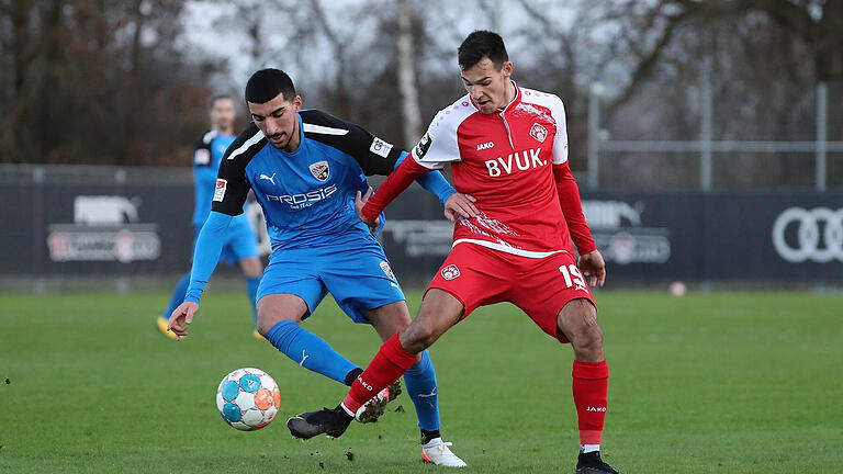 Will mit dem FC Würzburger Kickers den Klassenerhalt schaffen: Neuzugang&nbsp; Marco Hausjell (re.).