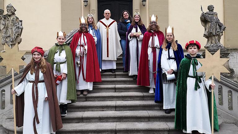 Die Sternsinger von Rittershausen (von links): Sarah Heller, Philipp Mark, Mona Korbmann, Emilia Düchs, Pater Erwin Honer, Maria Düchs, Sophia Mark, Hanna Korbmann, Theresa Mark, Oskar Korbmann.