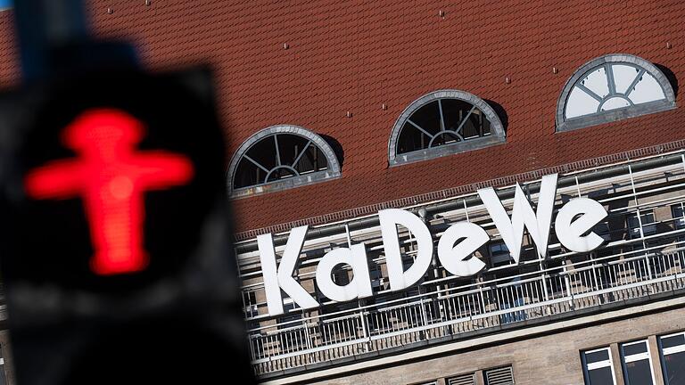 KaDeWe-Gruppe meldet Insolvenz an.jpeg       -  Vor dem Kaufhaus KaDeWe steht eine rote Ampel.