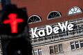 KaDeWe-Gruppe meldet Insolvenz an.jpeg       -  Vor dem Kaufhaus KaDeWe steht eine rote Ampel.