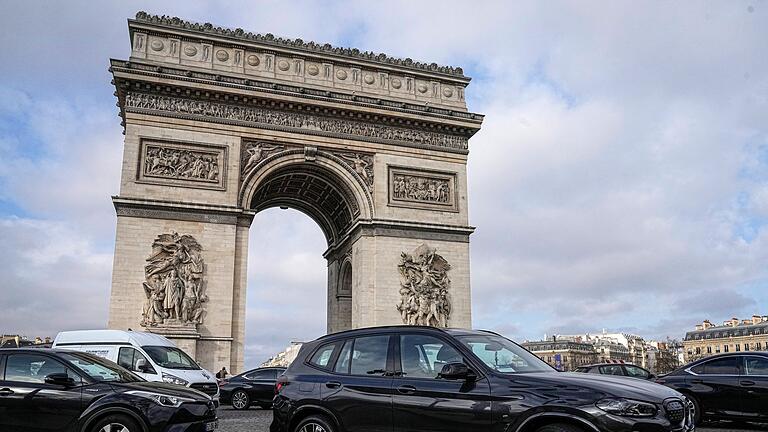 Paris verteuert Parken für schwere Autos - Dreimal mehr für SUV       -  Wer mit einem schweren Auto nach Paris kommt, muss für das Parken tiefer in die Tasche greifen. (Archivbild)