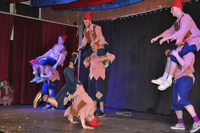 Im Männerballett fand auch ein Breakdance statt. Im Männerballett fand auch ein Breakdance statt.