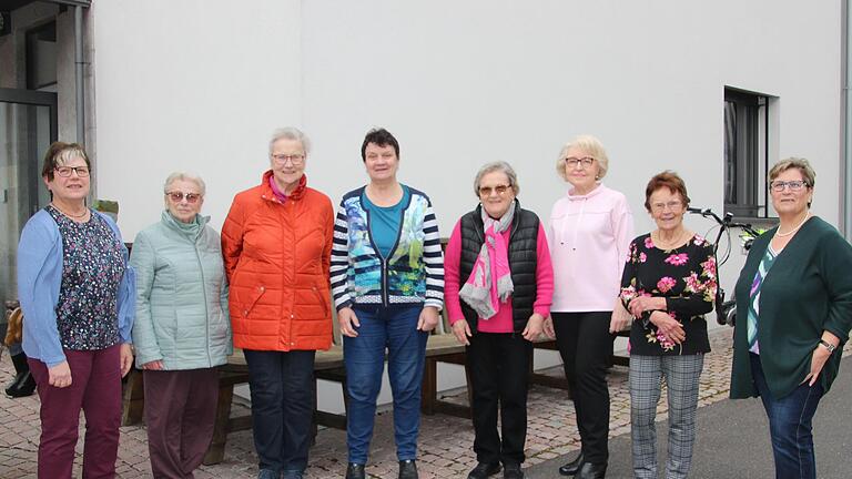 Die Vorstandsmitglieder des Obst- und Gartenbauervereins Hammelburg Ute Merz (r.), Gisela Pöttgen (M.) und Monika Ruppert (l.) dankten den treuen Mitgliedern und gratulierten zur Auszeichnung (v. l.) Klara Werberich, Marita Arndt, Martha Becker, E... - Die Vorstandsmitglieder des Obst- und Gartenbauervereins Hammelburg Ute Merz (r.), Gisela Pöttgen (M.) und Monika Ruppert (l.) dankten den treuen Mitgliedern und gratulierten zur Auszeichnung (v. l.) Klara Werberich, Marita Arndt, Martha Becker, Elisabeth Wende und Christa Hannawacker. Die Vorstandsmitglieder des Obst- und Gartenbauervereins Hammelburg Ute Merz (r.), Gisela Pöttgen (M.) und Monika Ruppert (l.) dankten den treuen Mitgliedern und gratulierten zur Auszeichnung (v. l.) Klara Werberich, Marita Arndt, Martha Becker, E... - Die Vorstandsmitglieder des Obst- und Gartenbauervereins Hammelburg Ute Merz (r.), Gisela Pöttgen (M.) und Monika Ruppert (l.) dankten den treuen Mitgliedern und gratulierten zur Auszeichnung (v. l.) Klara Werberich, Marita Arndt, Martha Becker, Elisabeth Wende und Christa Hannawacker.