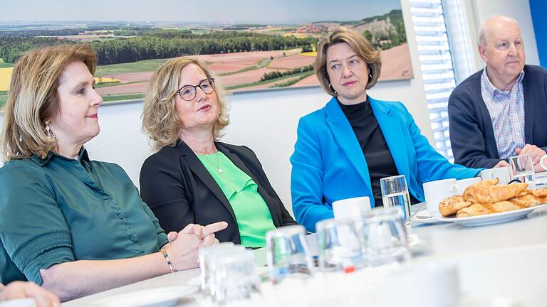 Sie gaben die Kandidatur von Gabriele Jakob (2. von links) für die Landratswahl 2026 vor Medienvertretern bekannt (von links): Landtagsabgeordnete Martina Gießübel, CSU-Kreisvorsitzende Anja Weisgerber und Bezirksgeschäftsführer Detlef Heim. Sie gaben die Kandidatur von Gabriele Jakob (2. von links) für die Landratswahl 2026 vor Medienvertretern bekannt (von links): Landtagsabgeordnete Martina Gießübel, CSU-Kreisvorsitzende Anja Weisgerber und Bezirksgeschäftsführer Detlef Heim.