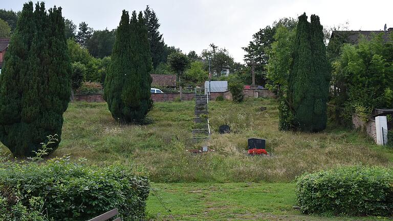 Nicht besonders ansehnlich ist der alte Friedhofsteil in Wiesthal. Er wird nun ganz aufgelöst.