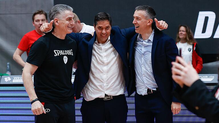 Athletik-Trainer Paco Scekic (links), Head-Coach Sasa Filipovski und Co-Trainer Dejan Mihevc von den Würzburg Baskets feiern gemeinsam den Sieg gegen Ulm.