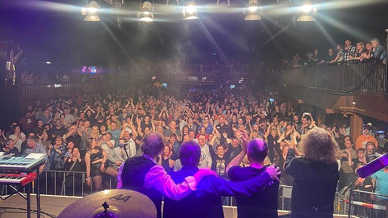 Motion Sound im Frühjahr 2024 in der Geiselwinder Music-Hall: Fans unterschiedlichen Alters jubeln der Band zum 50-jährigen Bestehen zu.