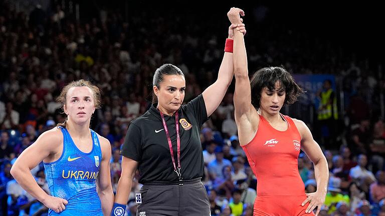 Paris 2024 - Ringen       -  Zeigte am Dienstag überragende Leistungen in der 50-Kilogramm-Klasse: Vinesh Vinesh (r.).