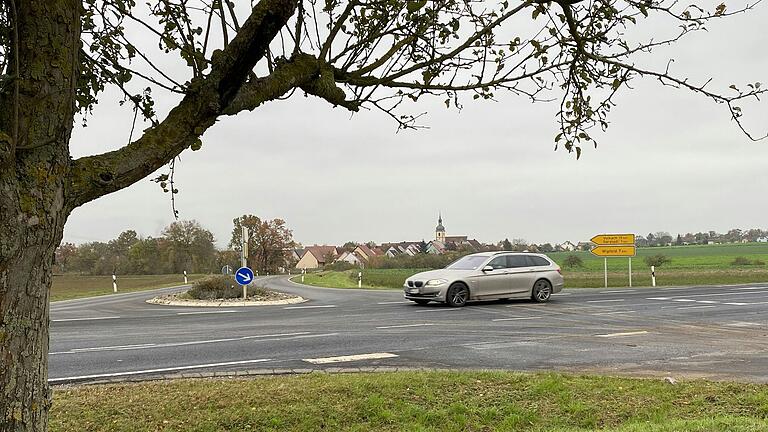 Wenn die Staatsstraße zwischen Bergrheinfeld und Hergolshausen saniert wird, soll auch die Einmündung nach Garstadt umgebaut werden. Voraussichtlicher Baubeginn ist 2025.